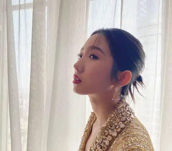 孟美岐微博之夜好高调,镶满水钻的西服套装,灯光下耀眼夺目_白色_造型