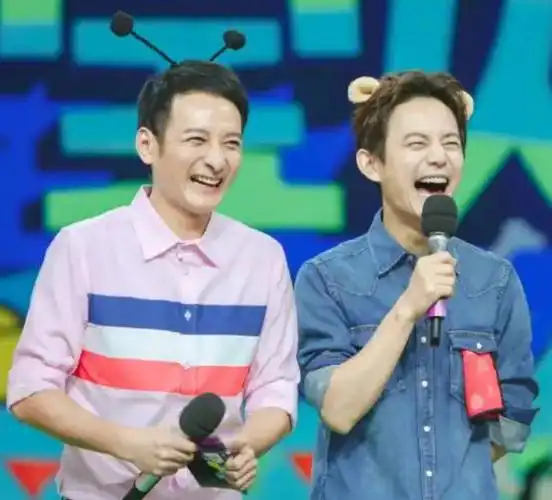 何炅个人资料及简介 身高体重(48岁何炅近照惹争议,路边mǎi咖啡无人