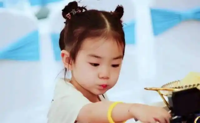 戚薇基因太强大了女儿lucky和戚薇长得一模一样