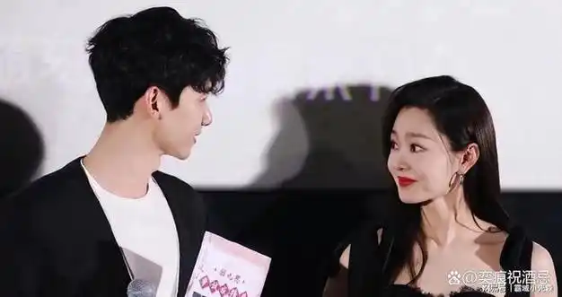 王一博台下啃手白敬亭宋轶你俩不认识吗搞笑互动引爆全场