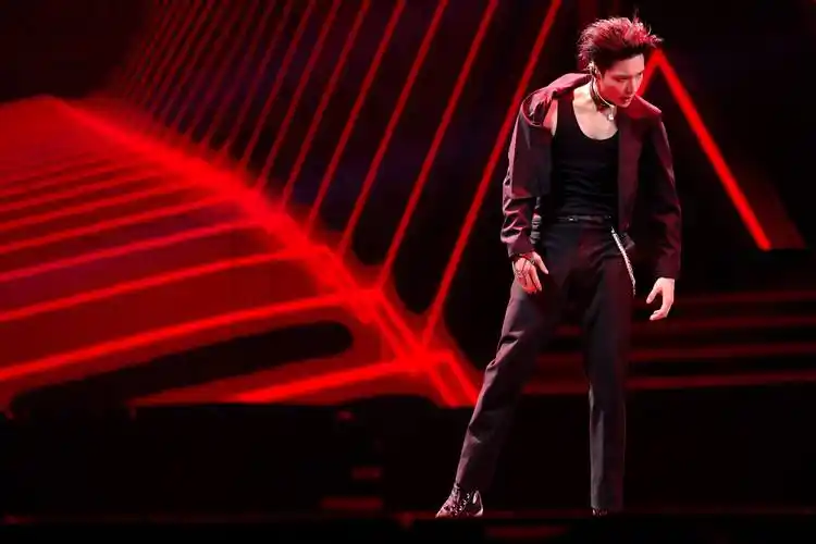 张艺兴莲首舞台惊艳上线气场强大燃炸全场