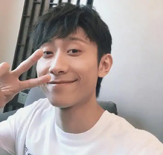 张一山难得认真穿西装搭衬衫好有范但还是丢不掉痞帅风