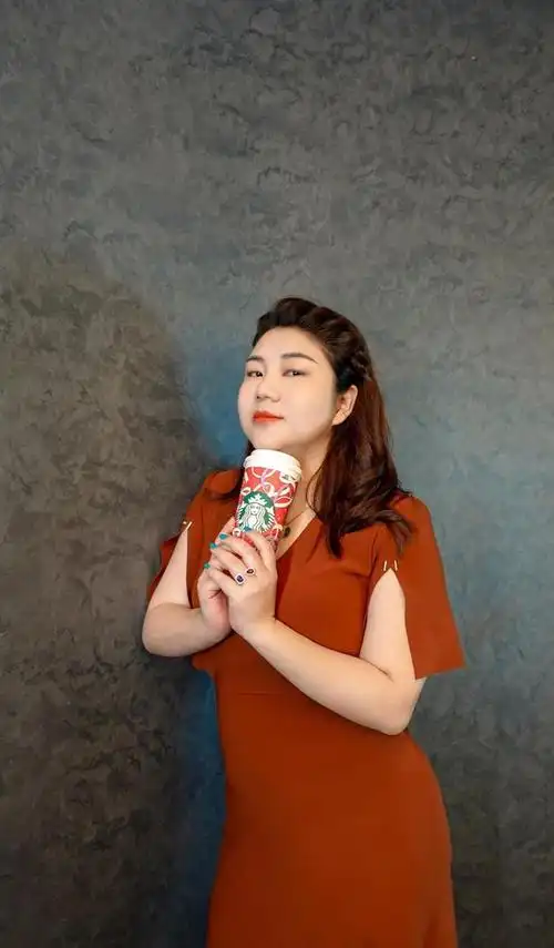 杨天真靠红毯造型火了一袭红色裙子微胖身材显得更大气