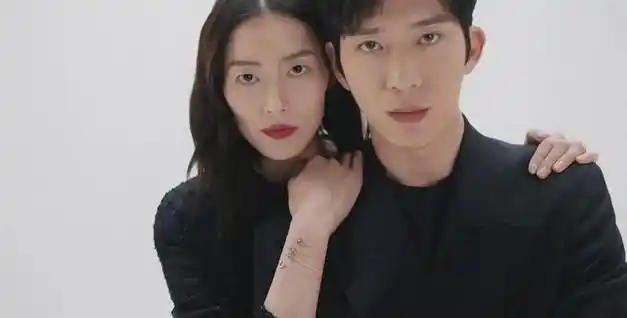 太甜了!井柏然第一次公开秀恩爱,大赞女朋友刘雯的素颜太好看了