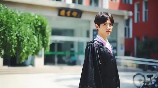 当肖战,龚俊,宋亚轩等一众男星穿上校服,你最想和谁做同桌?