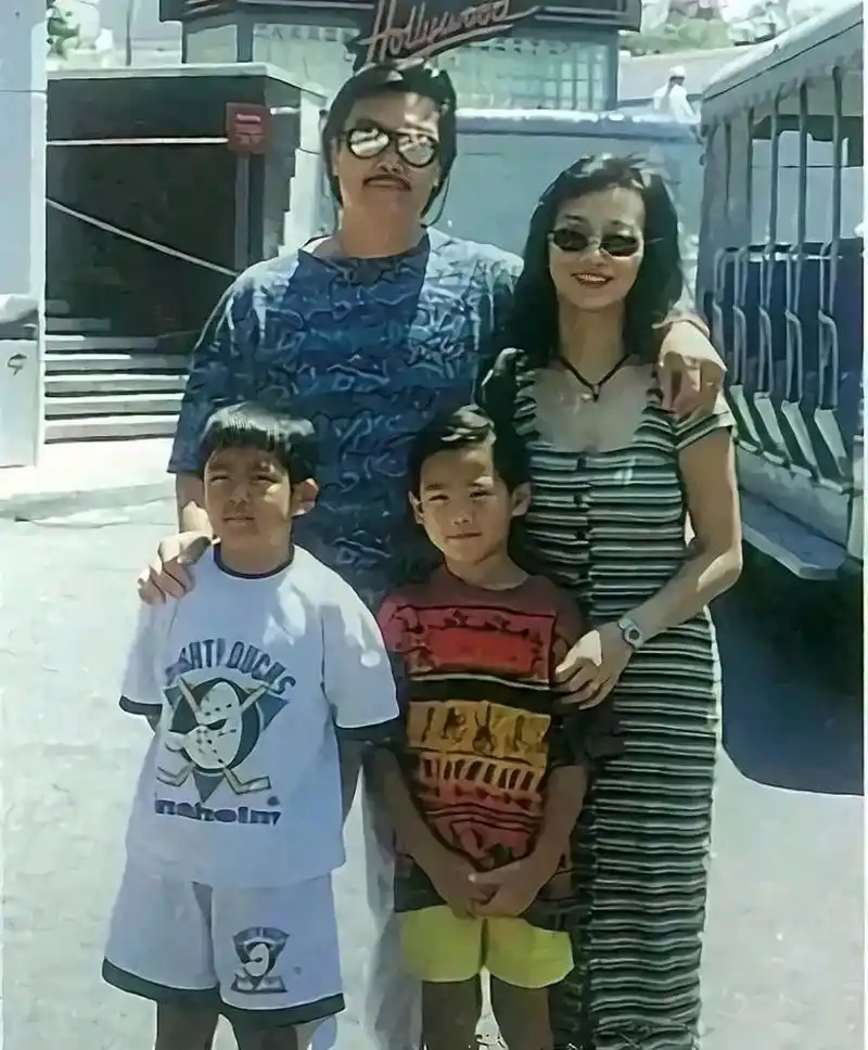 80年代,赵雅芝的全家福,照片中的人分别是丈夫黄锦燊,儿子黄光宏,黄光