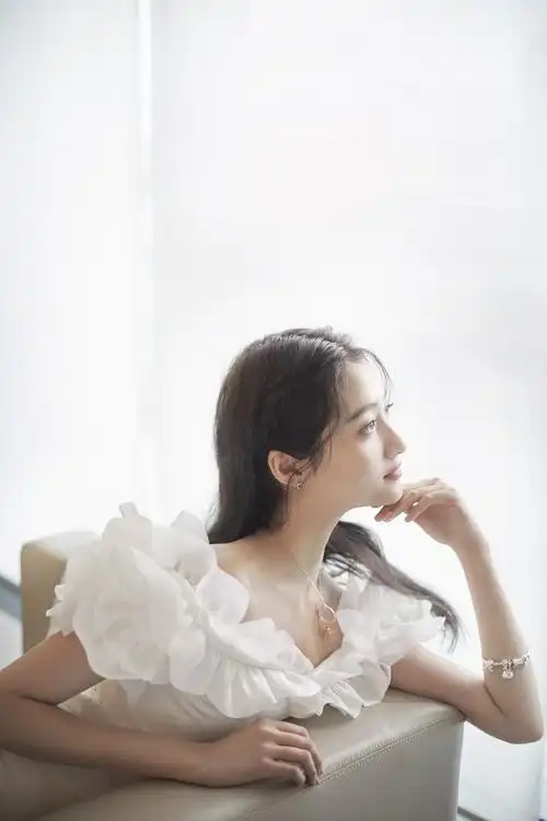 中国区代言人关晓彤亮相成都远洋太古里"体验式"品牌概念店开幕.