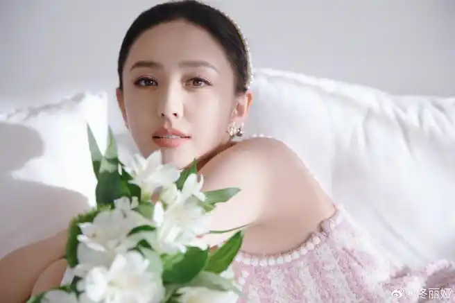 佟丽娅端午节晒美照,身姿曼妙惹人爱,醉人笑容宛如初恋