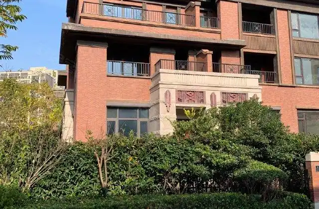 中海世纪公馆(别墅)四联排西边户,有100多平方的院子.