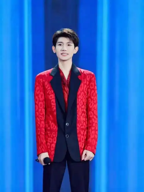 罗志祥肖战同框(罗志祥撞脸吸血鬼)(9)