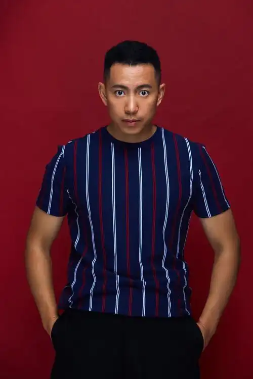 照片中谷智鑫身着黑色西装,搭配低调却不失品味,身形挺拔有型,肌肉