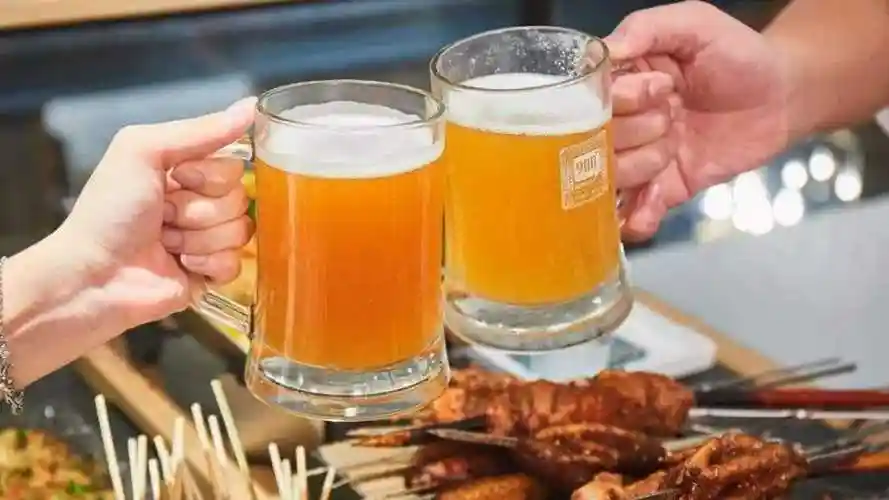 为什么有很多烧烤摊吃烧烤免费喝啤酒?老板不怕亏吗?