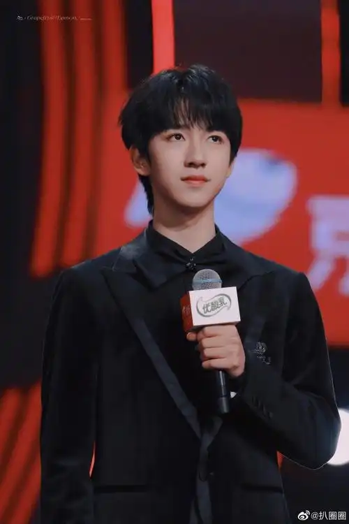 贺峻霖黑西装造型#今晚贺峻霖一身黑色西装造型出席沸腾之夜作为主持