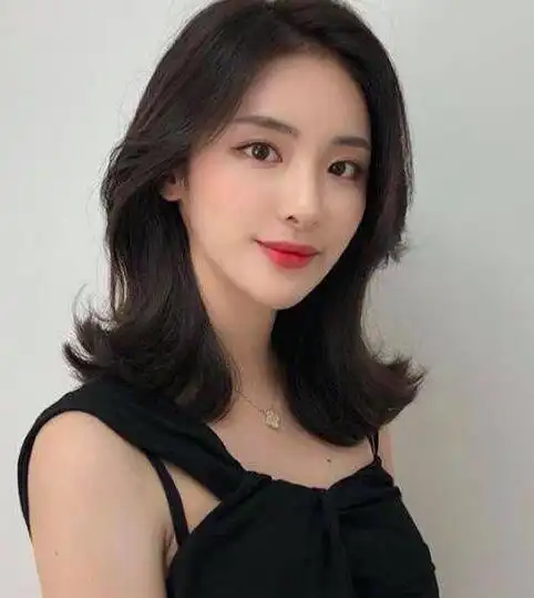 卷发发型女中长发,打造优雅迷人的中长发发型