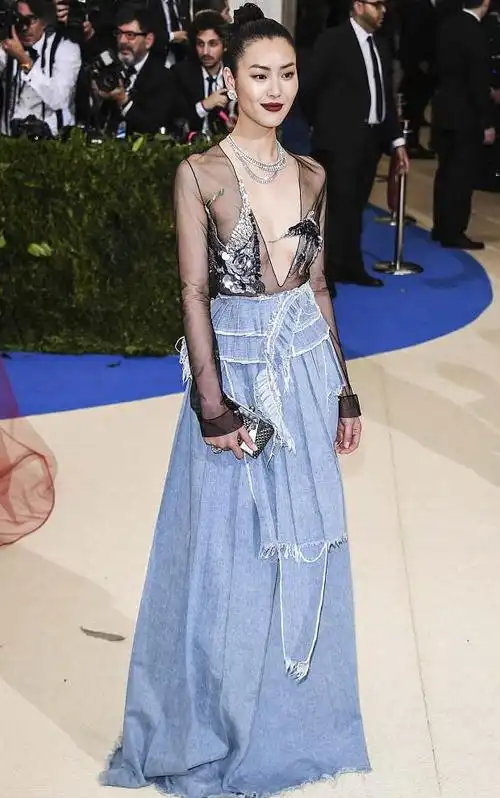 刘雯薄纱透视装实力抢镜网友这身材太让很多女孩羡慕了