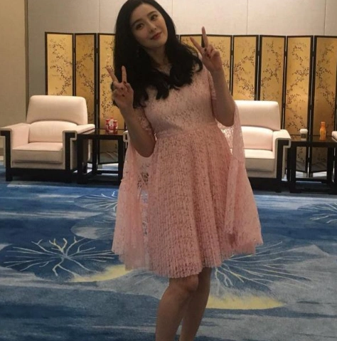 范冰冰出席活动胖到粉丝不敢认肚子被勒出痕迹一下子像老10岁