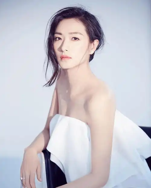 五,陈嘉桦陈嘉桦祖籍广东梅州,1981年出生于台湾省屏东县,她在一个