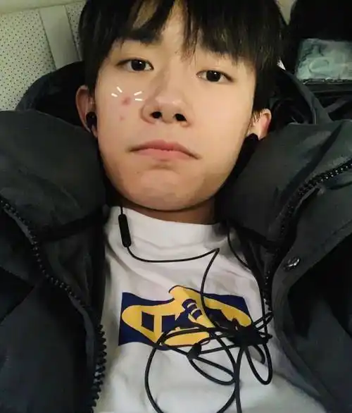 易烊千玺晒男友视角自拍,穿条纹衫素颜出镜,网友:颜值太逆天_视频