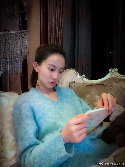 体操女神张豆豆晒照干净清爽形态佳