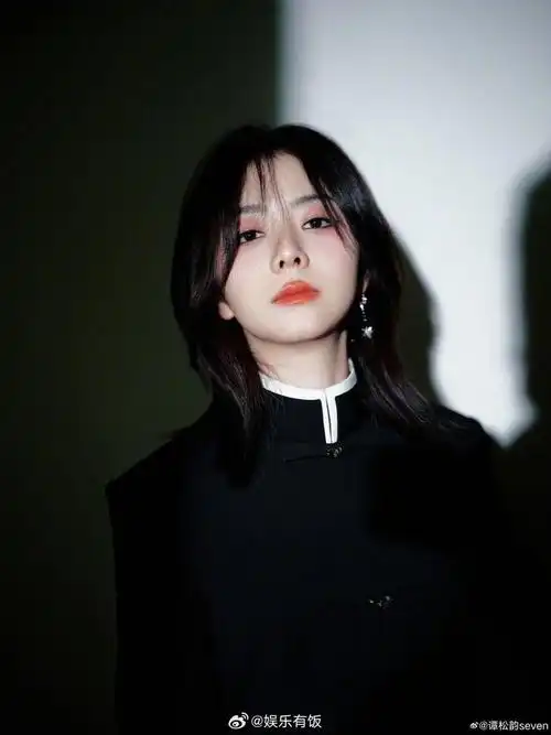 周六下午有谭松韵seven的新图了尝试全包眼线搭配新中式黑裙