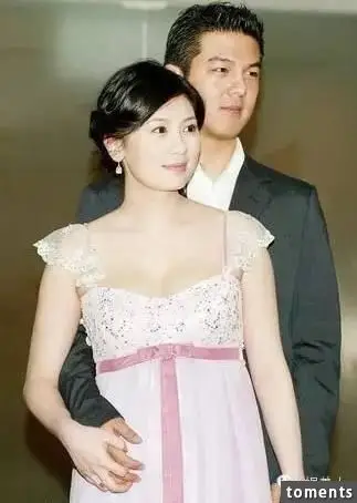 她婚变与前夫离婚后被迫净身出户,当年在记者会上崩溃哭喊还她女儿,41