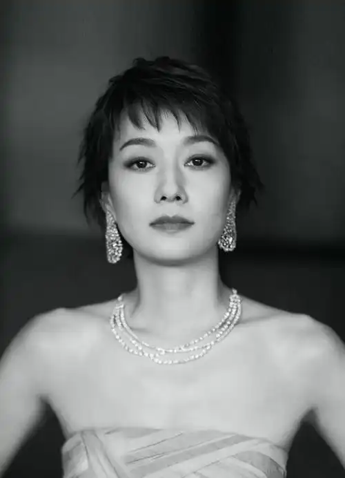 马伊琍亮相第26届白玉兰颁奖现场牛仔抹胸裙展优越直角肩