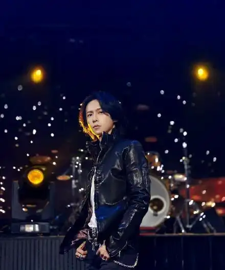 张淇长发摇滚大片释出 穿黑色皮衣又酷又飒氛围感十足