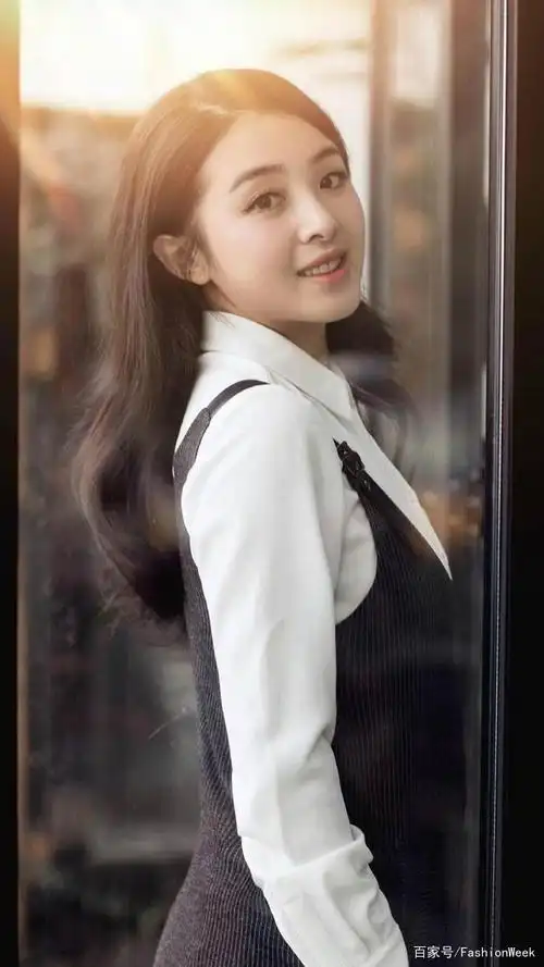 张含韵变身甜酷女孩,皮外套搭配牛仔活力满满,30岁美成少女