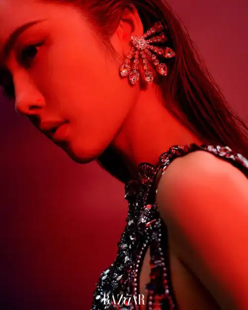 minibazaar十月刊##蔡文静芭莎黑月光大片