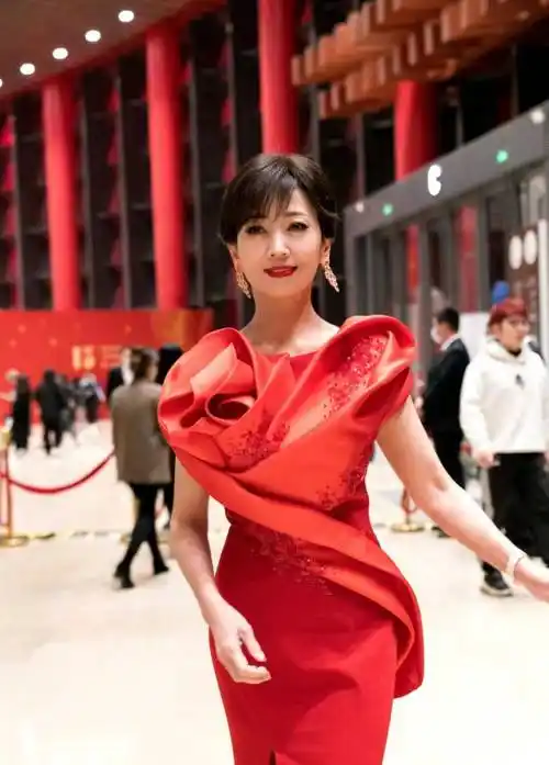 赵雅芝出席北京国际电影节,一袭大红色开叉长裙,温柔又优雅!