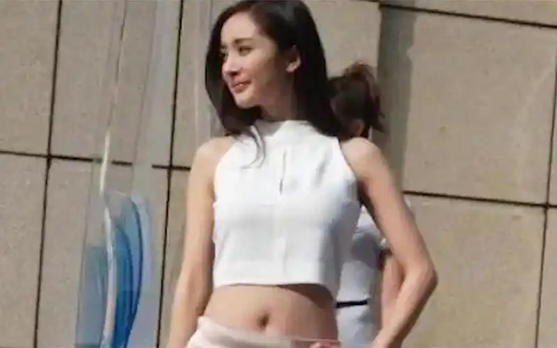 杨幂为何不愿生二胎,看到她罕见的露肚皮照,网友纷纷表示太心酸