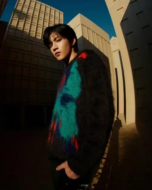 刘耀文阿那亚大秀造型图全身穿搭以黑色为主