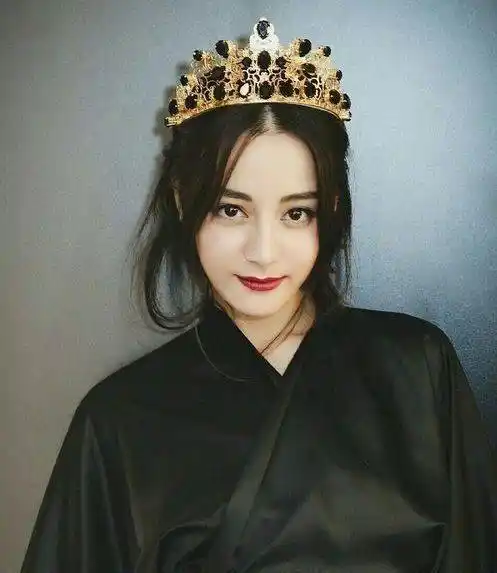 女星头戴女皇皇冠,杨颖唐嫣迪丽热巴刘亦菲赵丽颖,谁最美_王冠_品牌