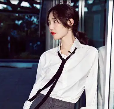 原本常见的简单低马尾辫扎发,因为中分的中长刘海,而变成了2017年时尚