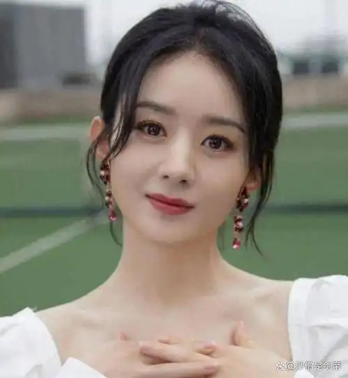 单纯而又土气的"小土妞"赵丽颖,如今蜕变成优雅女神