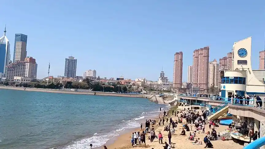 青岛第六海水浴场与栈桥周边一道靓丽的风景线