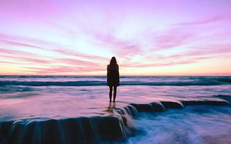 独自一个人在看风景的女生背影,高清壁纸图片,非主流-回车桌面