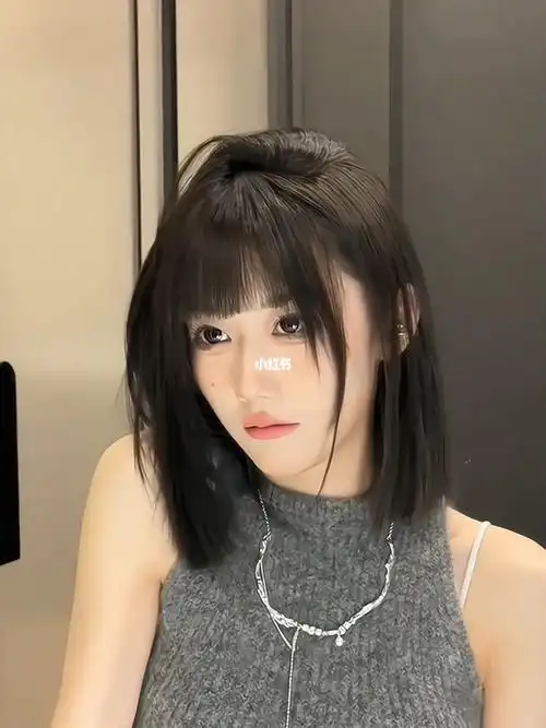 剪出层次感,让头发显得更加蓬松,凸显发量!