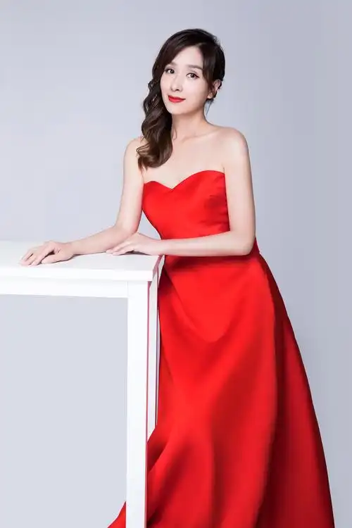 冻龄女神杨恭如情人节写真曝光  抹胸红裙明艳动人