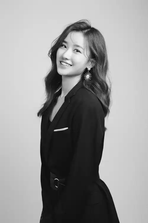 p data-id="gnvh3gr1ag">钟颖(beverly),1998年11月10日出生于四川省