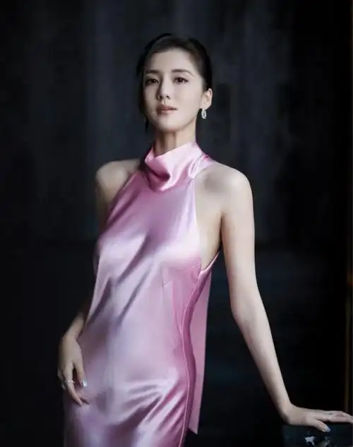 吴千语注定嫁进豪门靠性感身材吊金龟婿一个比一个有钱