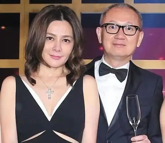 61岁关之琳与小鲜肉看画展男方高大又帅气二人关系超亲密