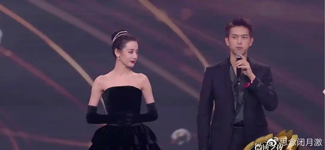 迪丽热巴微博之夜再添恋情锤?躲闪主动搀扶的李现,之前却主动靠近黄