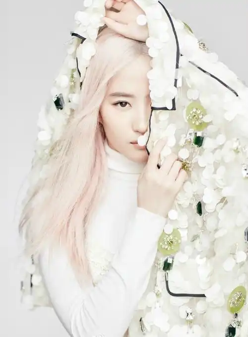 仙气逼人刘亦菲全新杂志大片挑战粉发造型