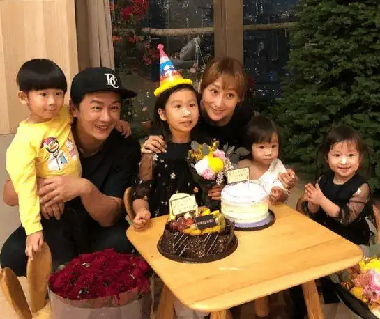 陈浩民妻子晒出一家六口照, 一家人终于同框了