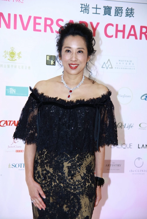 63岁朱玲玲带领港姐拍宣传片,素颜露脸仍抢镜,身材不输年轻港姐__凤凰