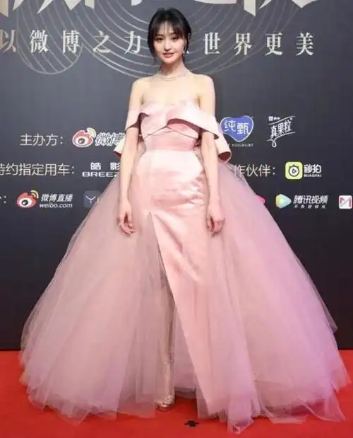 郑爽退出了《追光吧哥哥》,这下好了,有人欢喜有人愁