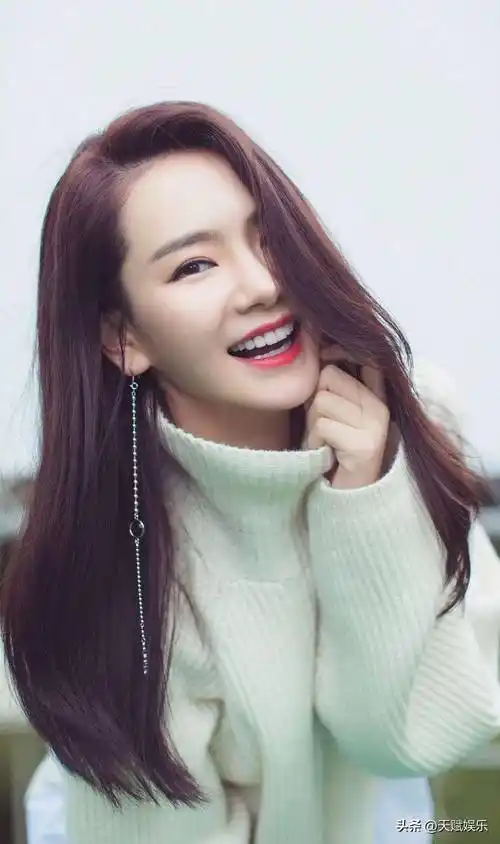 明星演员,歌手戚薇穿搭写真美照十款相片_网络_参考_信息