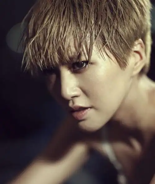 谭维维换发型更美了留中分长直发女人味十足假小子变气质女神