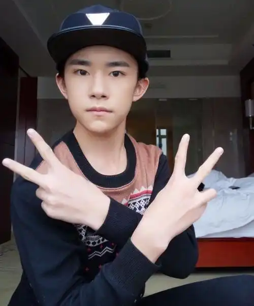 易烊千玺秋衣照公开老气款式也穿出时尚感不愧是迷妹公认男神